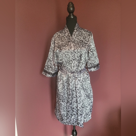 Like Med. New Silky Robe Medium - Picture 4 of 9